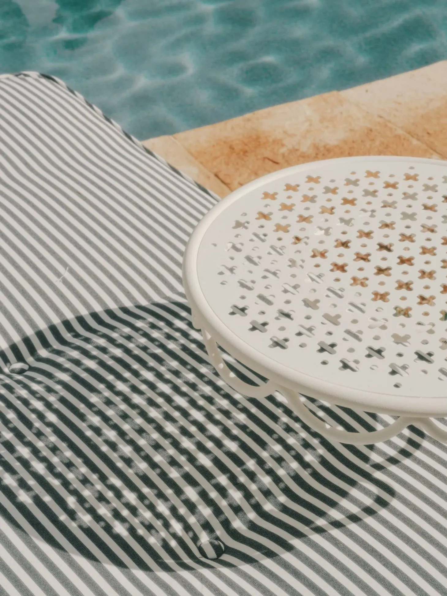 The Al Fresco Sun Lounger Cushion - Lauren'S Navy Stripe