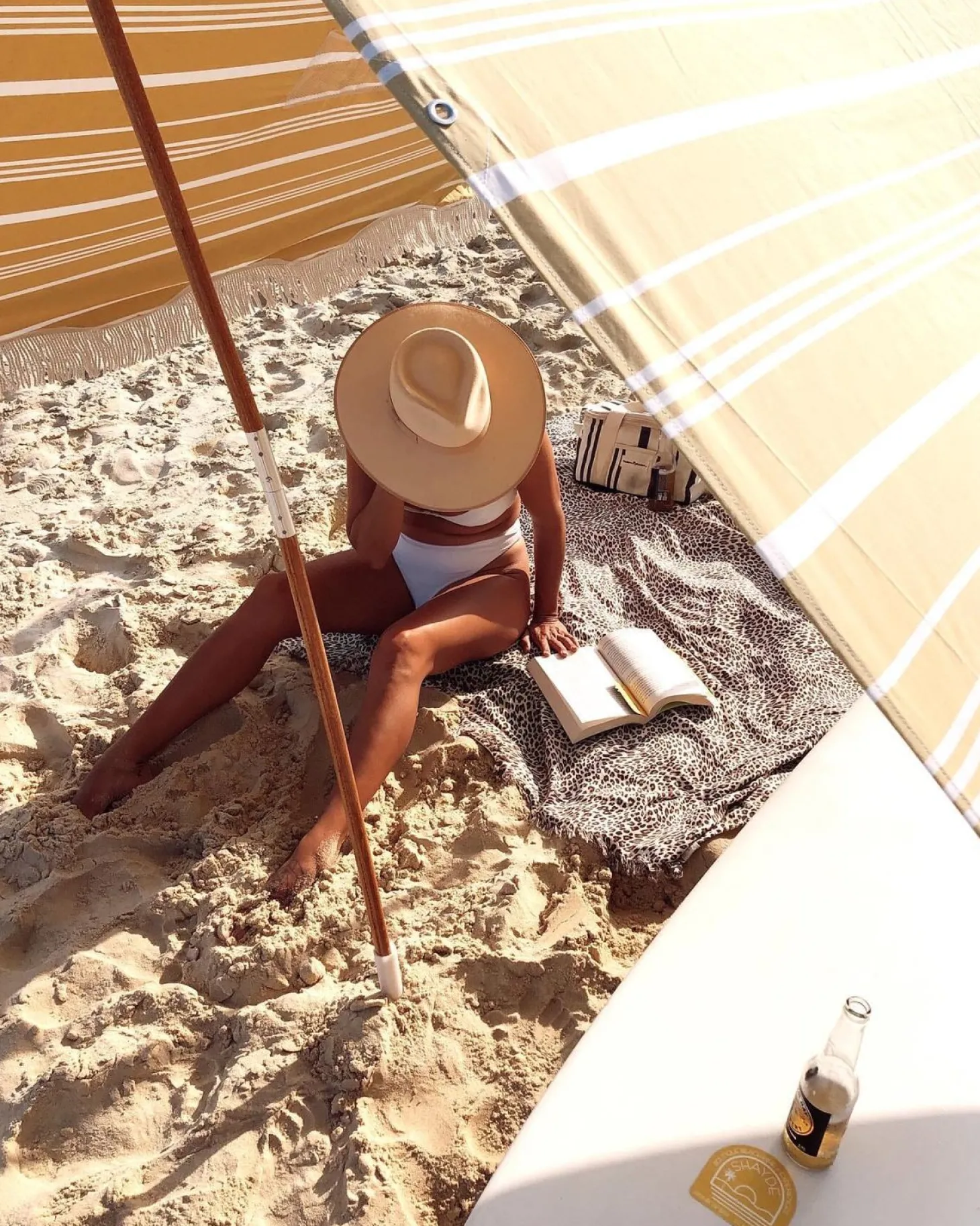 The Premium Beach Tent - Vintage Yellow Stripe